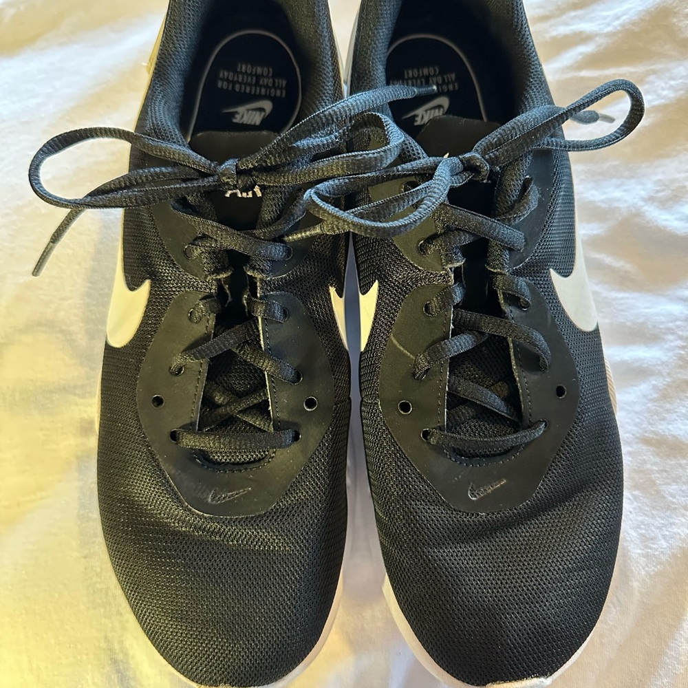 Nike Air Mens Size 10 #AQ2236-002 Black & White Tennis Shoes Of Mesh & Rubber